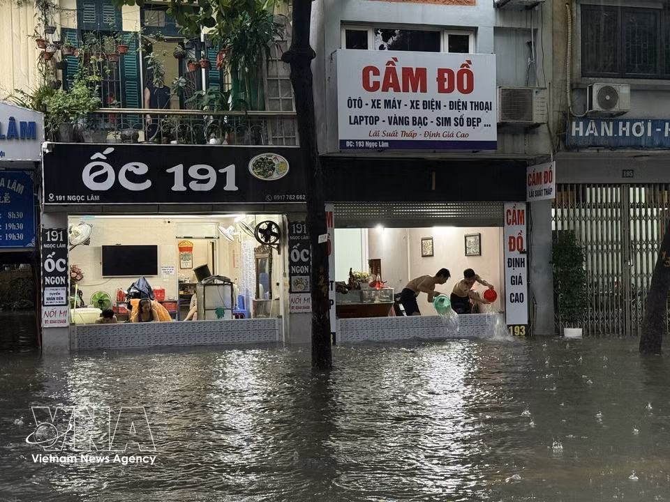 Deep flooding in Alley 154 on Ngoc Lam Street, Bo De Ward. (Photo: An Dang – VNA)
