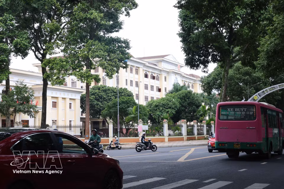 Ancient trees create pockets of “forest within the city”, blending with buildings featuring elements inspired by the traditional stilt houses and longhouses of the Central Highlands to give Buon Ma Thuot its distinctive urban character. (Photo: Kha Pham/VNA)