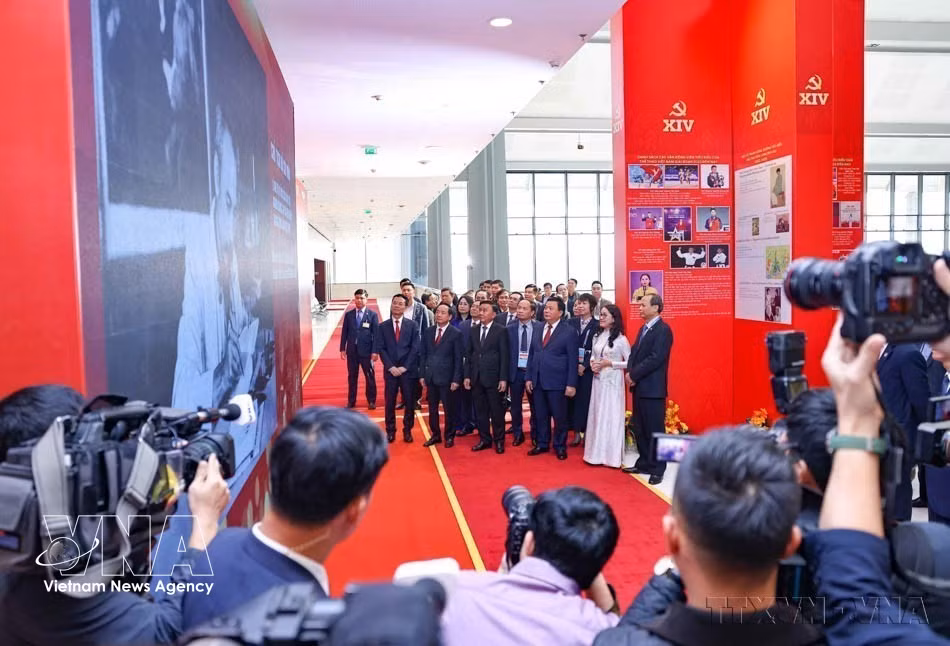 Permanent member of the Party Central Committee Secretariat Tran Cam Tu and other Party and State leaders visit the photo exhibition “Under the Party Flag – The Country Enters a New Era,” organised by the Vietnam News Agency, at the inauguration of the Press Centre for the 14th National Party Congress on January 14, 2026. (Photo: Minh Quyet – VNA)