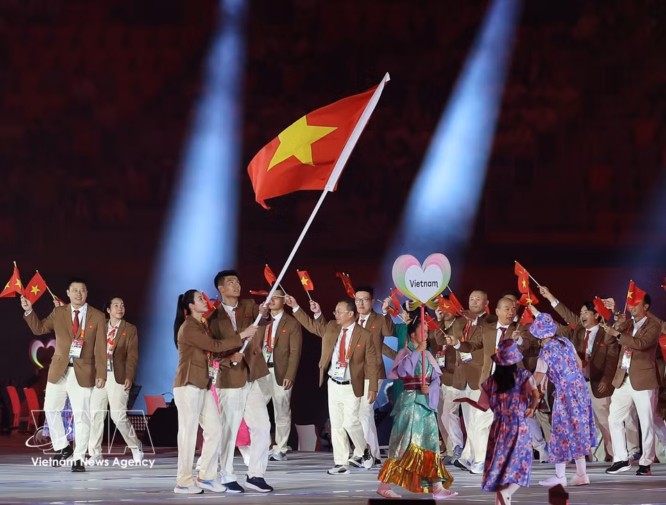 Vietnamese athletes parade at the opening ceremony of the 20th Asian Games (ASIAD 20) in Nagoya, Japan, on September 19, 2026. (Photo: Xinhua/VNA)