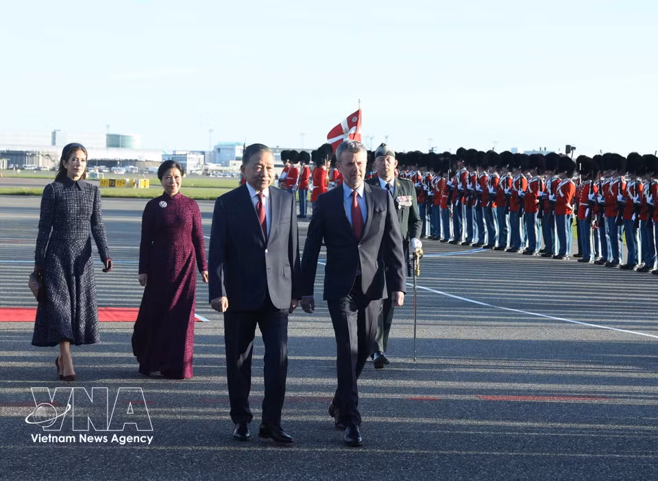 A formal state welcome ceremony for General Secretary and President To Lam and his spouse Ngo Phuong Ly is held at Copenhagen Airport, hosted by King Frederik X and Queen Mary. (Photo: VNA)