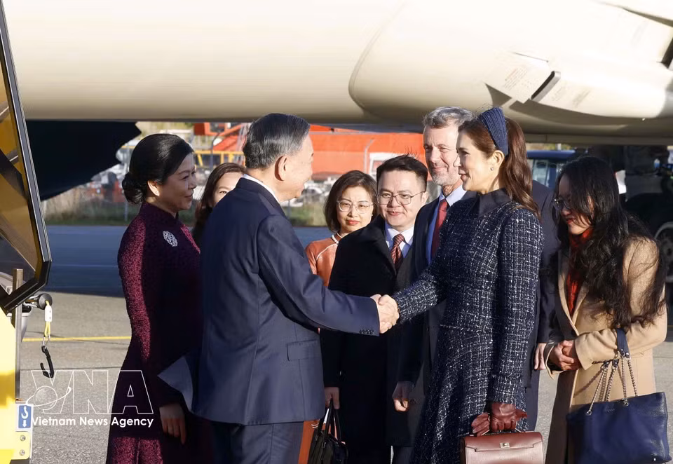 King Frederik X and Queen Mary welcome General Secretary and President To Lam and his spouse Ngo Phuong Ly at Copenhagen Airport. (Photo: VNA)