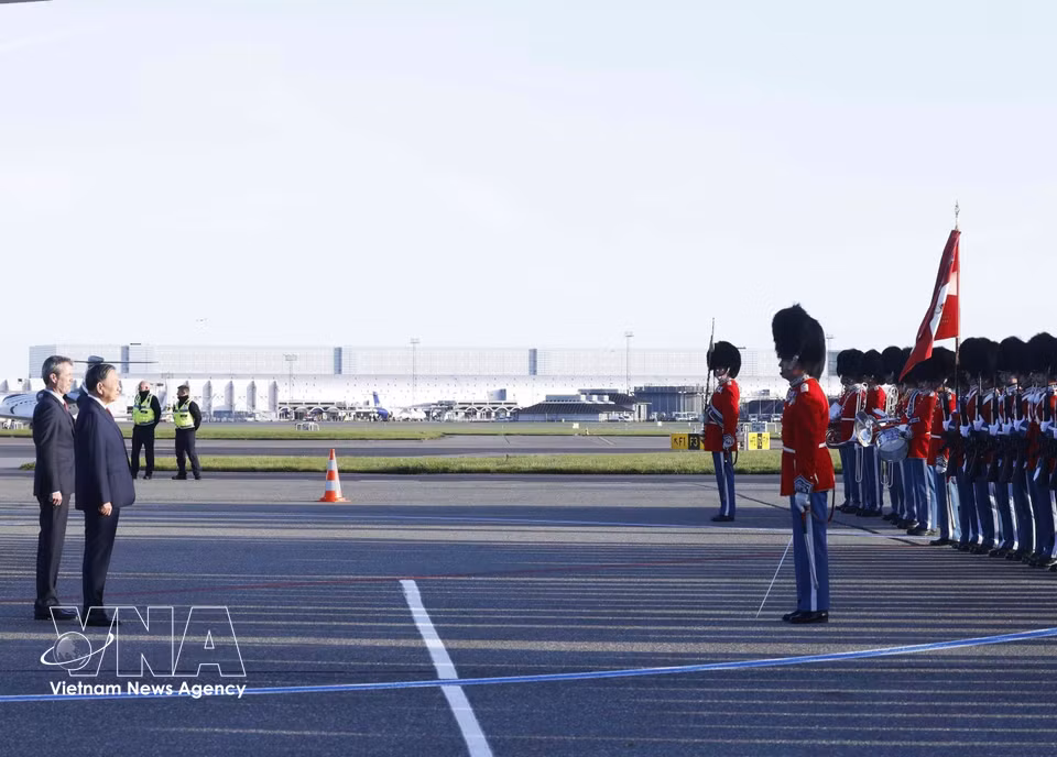 General Secretary and President To Lam and King Frederik X review the guard of honour. (Photo: VNA)