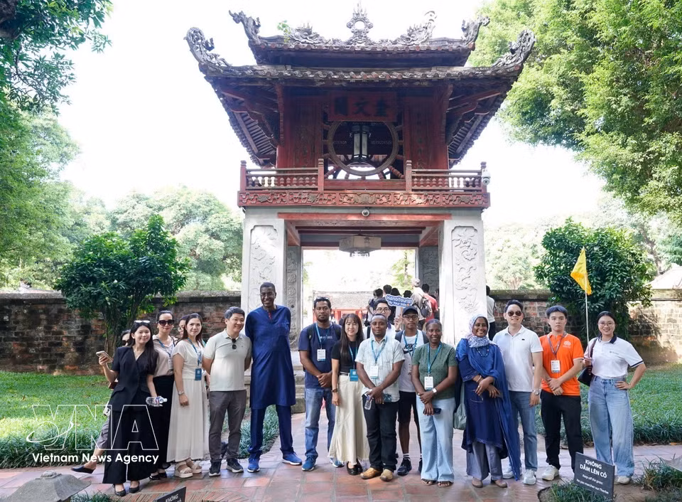 Delegates attending the Asia-Pacific Dialogue on Heritage and Authenticity visit the Temple of Literature in Hanoi on September 27, 2026. (Photo: VNA)
