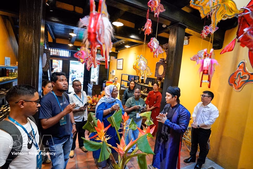 Delegates visit the heritage house at 87 Ma May Street. (Photo: VNA)