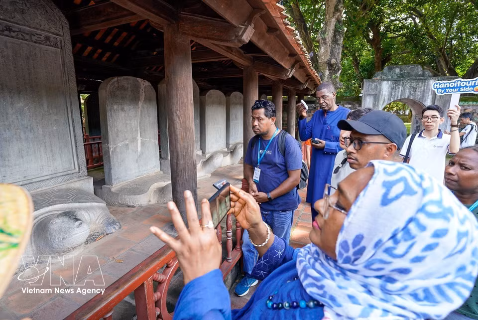 Delegates attending the Asia-Pacific Dialogue on Heritage and Authenticity visit the Temple of Literature in Hanoi on September 27, 2026. (Photo: VNA)