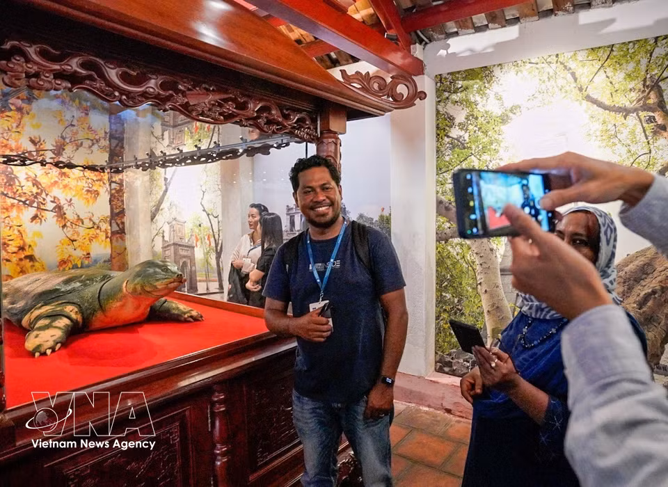 Delegates visit and learn about the history and cultural significance of Ngoc Son Temple. (Photo: VNA)