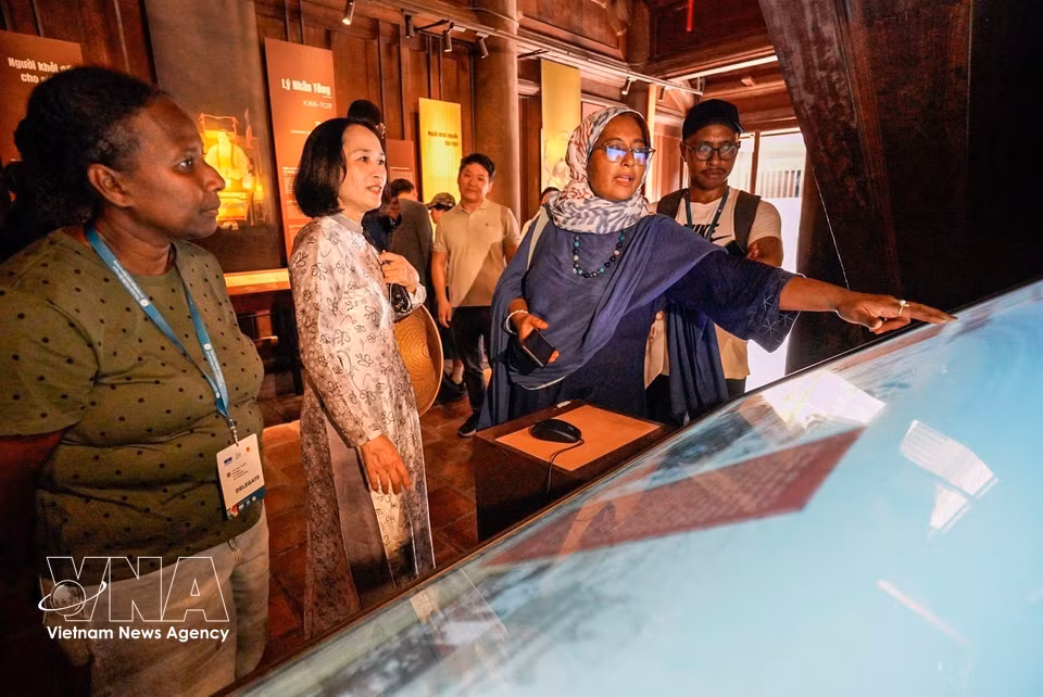 Delegates attending the Asia-Pacific Dialogue on Heritage and Authenticity visit the Temple of Literature in Hanoi on September 27, 2026. (Photo: VNA)