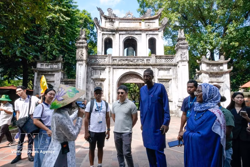 Delegates attending the Asia-Pacific Dialogue on Heritage and Authenticity learn about the historical and cultural significance of the Temple of Literature. (Photo: VNA)