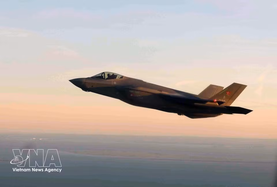 A Royal Danish Air Force fighter jet escorts the special aircraft carrying General Secretary and President To Lam, his spouse, and a high-ranking Vietnamese delegation as it enters Danish airspace. (Photo: VNA)