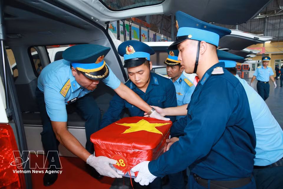 Following the incense-offering ceremony, the remains samples are transported to the Vietnam Academy of Science and Technology for DNA testing. (Photo: Trong Duc/VNA)