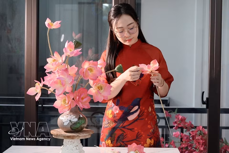 Once completed, the lotus flowers are arranged into a floral display, transforming the traditional mooncake into an intricate, decorative and entirely edible creation. (Photo: Pham Tuan Anh/VNA)