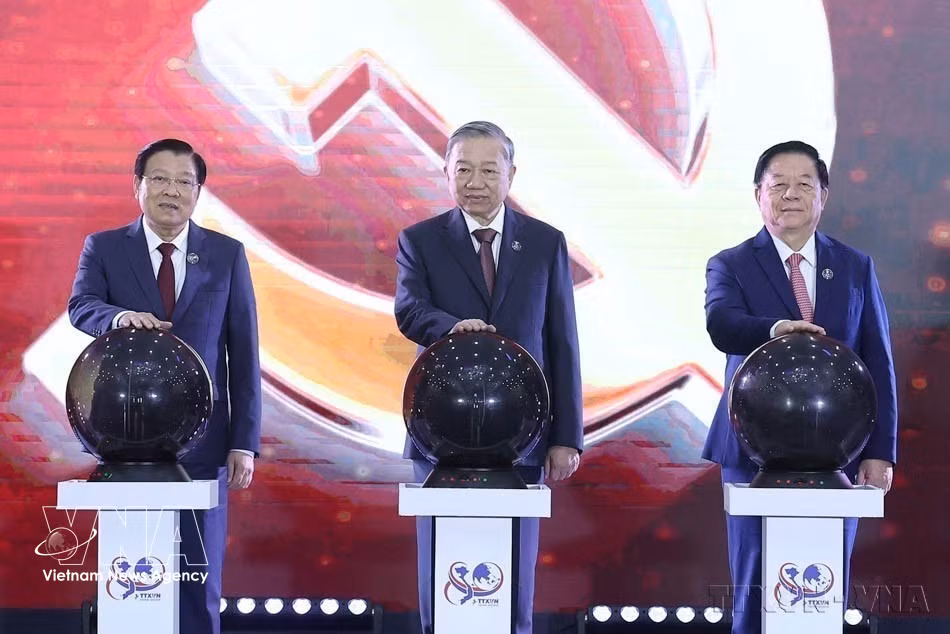 Party General Secretary To Lam and other Party and State leaders launch the website of the 14th National Party Congress at a ceremony to receive the Ho Chi Minh Order and mark the 80th anniversary of the Vietnam News Agency’s Traditional Day (September 15, 1945–2025). (Photo: Thong Nhat – VNA)