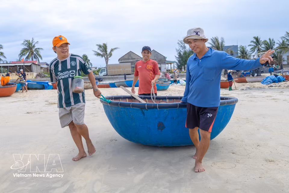 Fishermen in Tam Tien prepare their basket boats and fishing gear for an overnight trip in the waters off southern Da Nang. (Photo: Xuan Quy/VNA)