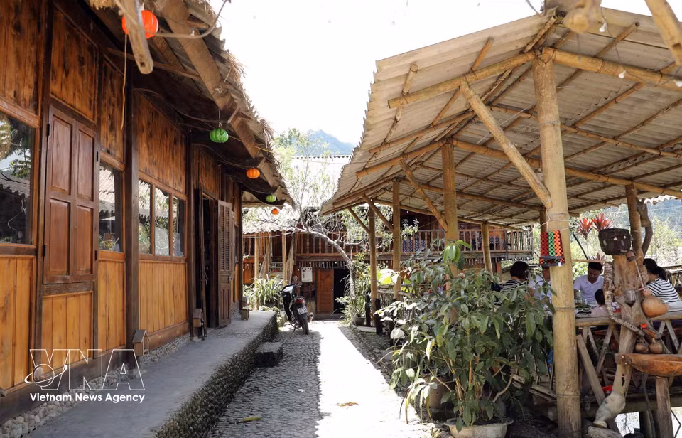 Despite the changes brought by modern life, local residents in Lao Chai continue to preserve their traditional houses. (Photo: VNA)
