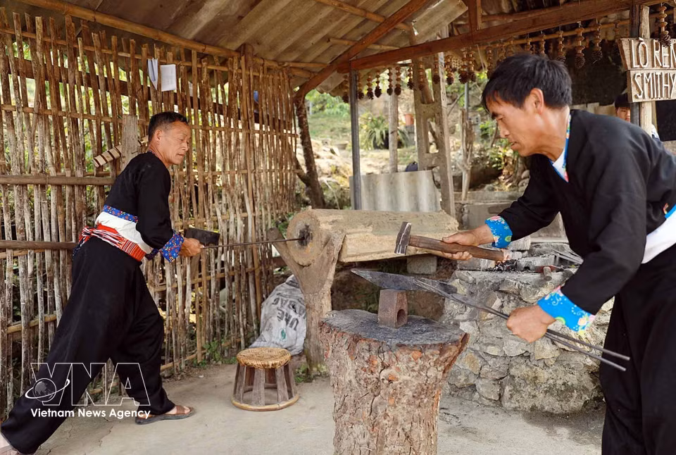 Residents of Lao Chai continue to preserve their traditional culture, including wearing traditional attire in daily life. (Photo: VNA)