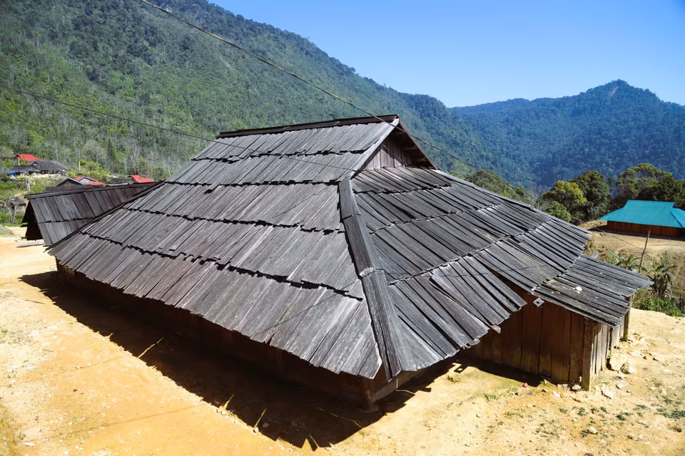 Mong houses feature a low-profile design, with roofs made of sa mu and po mu wood covering the entire structure, resembling a turtle shell. (Photo: Xuan Tien – VNA)