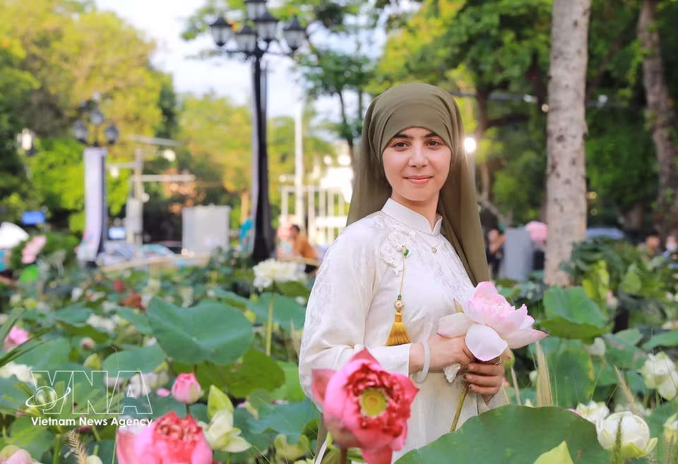 A foreign visitor captures memorable moments at the Hanoi Lotus Festival 2026. (Photo: Khanh Hoa/VNA)