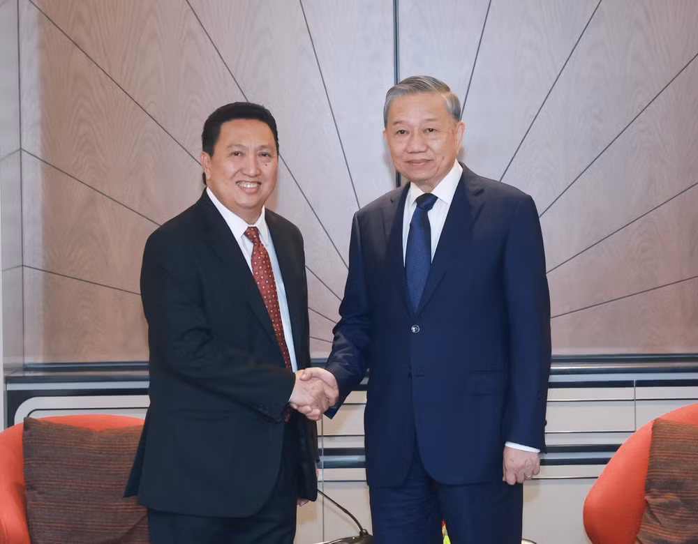 Party General Secretary To Lam (R) and Garibaldi Thohir, Chairman of PT Alamtri Resources, at their meeting in Jakarta on March 9. (Photo: VNA)