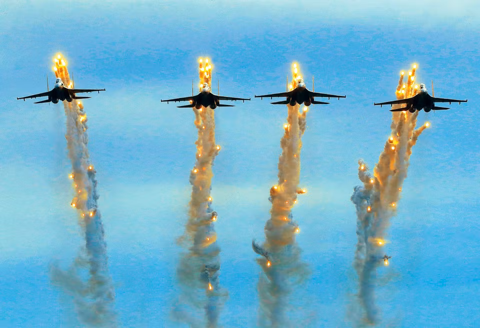 Su30-MK2 practice firing anti-missile flares, a performance scheduled for the opening ceremony. (Photo: VNA)