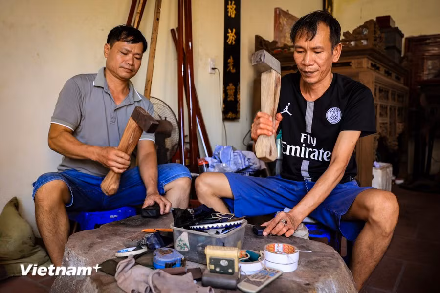 The steady hammering from the strong yet meticulous hands of Kieu Kỵ artisans can flatten about 3.75 grams of gold into a gold leaf covering more than 1 sq.m. To create one gold leaf, an artisan must hammer continuously for about an hour. (Photo: Vietnam+)