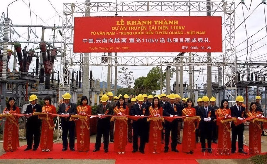 The inauguration ceremony of the 110 kV power transmission project from Yunnan (China) to Tuyen Quang (Vietnam) on February 28, 2006. (Photo: VNA)