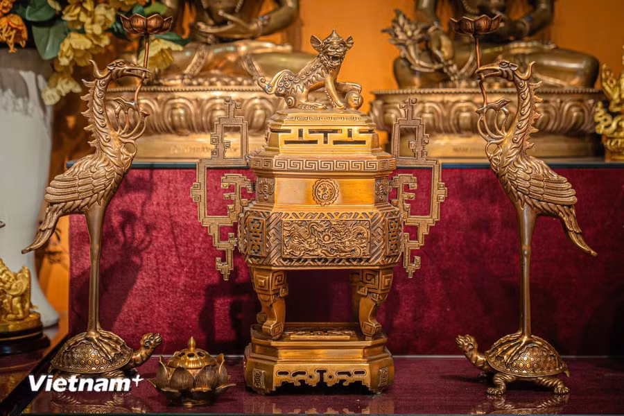 The main bronze products today typically include ceremonial objects such as incense burners, tripods, candle holders, vases, and sets of three or five bronze offerings. (Photo: Vietnam+)