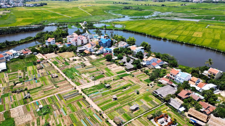 The vegetable growing village of Tra Que locates amidst the tranquil countryside and the gentle De Vong river. (Photo: Vy Thi)