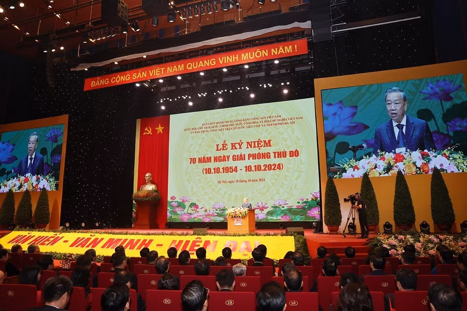 On behalf of the Party and State leadership, General Secretary and President To Lam delivers a speech commemorating the 70th anniversary of the Hanoi Liberation. (Photo: Tri Dung – VNA)