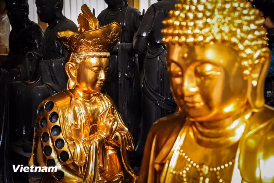 Exquisitely gilded Buddha statues are among the products crafted with the gold leaves from Kieu Ky. (Photo: Vietnam+)
