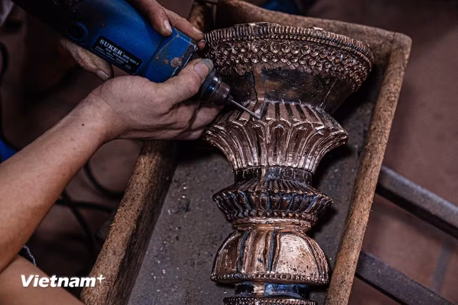 With skilled hands and a deep understanding of their craft, artisans transform pieces of raw bronze into works of art. (Photo: Vietnam+)