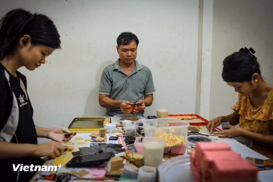 Artisan Nguyen Van Hiep has devoted more than 40 years to the craft of gold laminating. His family has preserved this unique tradition for five generations. (Photo: Vietnam+)