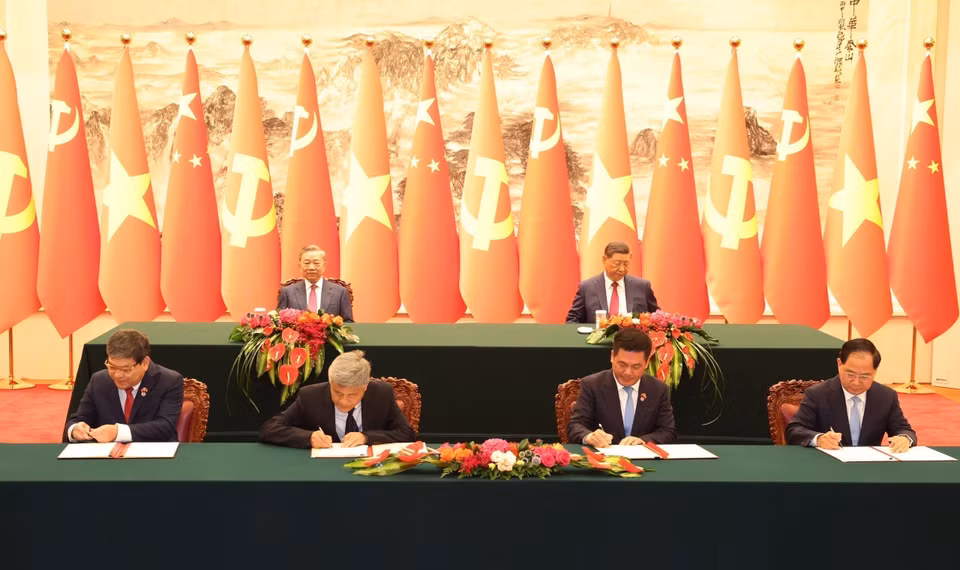 General Secretary and President To Lam and General Secretary and President of China Xi Jinping witness the signing of cooperation documents between the two countries (Beijing, August 19, 2024). (Photo: VNA)