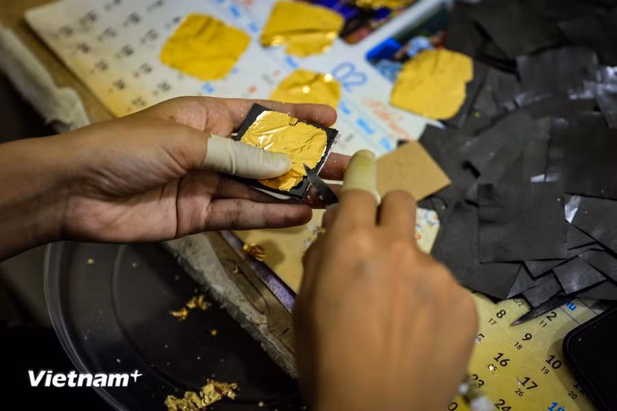 Kieu Kỵ is known as a "one-of-a-kind" craft village because no industrial process has been able to replicate its unique technique. In Kieu Kỵ, about 3.75 grams of gold can be hammered into 980 thin leaves, covering an area of over 1 sq.m. (Photo: Vietnam+)