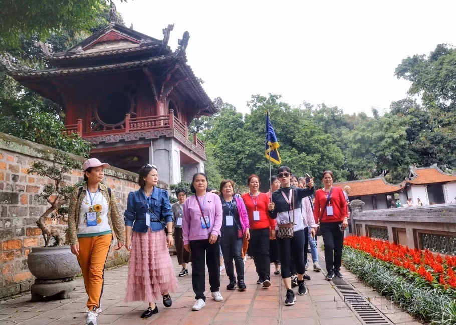 The first group of Chinese tourists visiting Hanoi after the COVID-19 pandemic (March 16, 2023). (Photo: VNA)