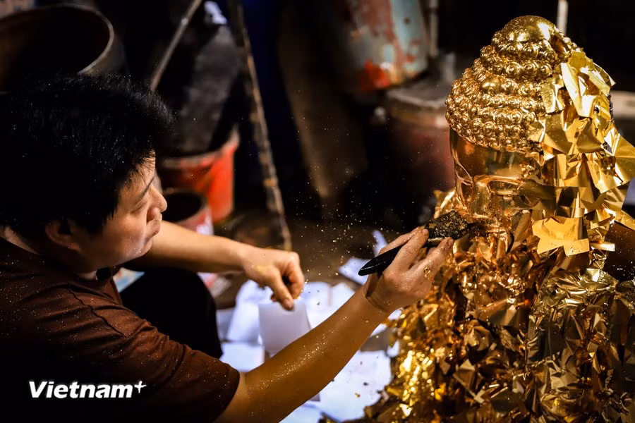 The exquisite craftsmanship of Kieu Ky artisans was used for applying red lacquer, gilding, and silvering to architectural works for royalty, as well as to temples and shrines in the capital. (Photo: Vietnam+)