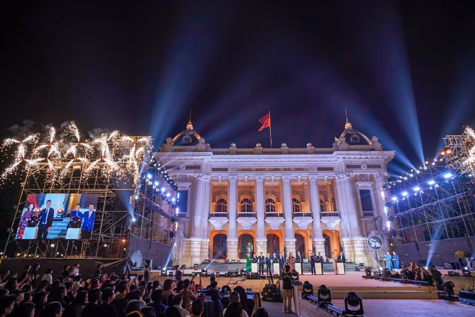 The Hanoi Creative Design Festival 2024 officially opens on the evening of November 9, 2024, at Hanoi Opera House Square. (Photo: VNA)