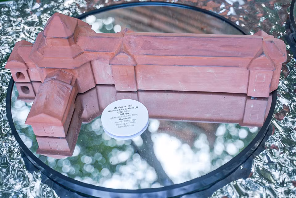A miniature model of the National Museum of History made from Bat Trang brown ceramic. (Photo: VNA)