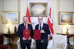 General Secretary of the Communist Party of Vietnam Central Committee To Lam and UK Prime Minister Keir Starmer exchange the joint statement announcing the elevation of Vietnam–UK relations to a Comprehensive Strategic Partnership. (Photo: VNA)