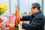 Prime Minister Pham Minh Chinh offers incense in tribute to late Party General Secretary Nguyen Phu Trong at his residence on January 27 evening on the threshold of the Lunar New Year (Tet). (Photo: VNA)