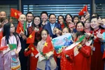 Prime Minister Pham Minh Chinh and his spouse, with Vietnamese Embassy staff and community in Algeria. (Photo: VNA)