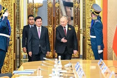 Lao President Thongloun Sisoulith (L) and his Russian counterpart Vladimir Putin (Photo: VNA)