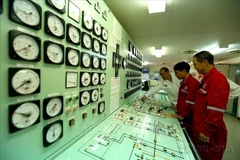 Russian and Vietnamese experts at the oil receiving and exporting control room on the Vietsovpetro – 01 vessel. (Photo: VNA)