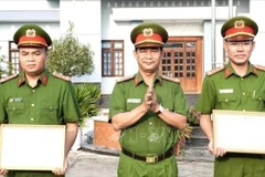 The police officers saving drowning Chinese boy at San Ho 2 island in Nha Trang city commended (Photo: VNA)