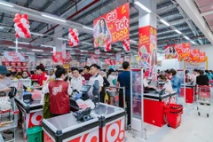 Consumers are shopping at An Nhon go supermarket. (Photo: VNA)