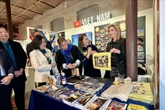 In Vietnam's exhibition area, visitors has a chance to print Dong Ho folk woodcut paintings. (Photo: VNA)