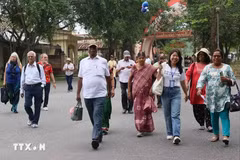 International tourists visit Hanoi's Old Quarter. (Photo: VNA)