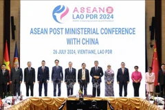 Delegates pose for a group photo at the ASEAN Post Ministerial Meeting with China. (Photo: VNA)