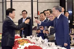 President To Lam (R) and General Secretary of the Lao People's Revolutionary Party and President of Laos Thongloun Sisoulith cheer at a banquet (Photo: VNA)