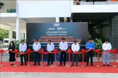 Delegates cut a ribbon to inaugurate the centre (Photo: VNA)